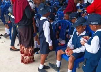 Siswa PAUD Biak Numfor, Papua mendapat makanan tambahan berupa telur ayam dan bubur kacang sebagai asupan gizi untuk mencegah stunting. (MASAPNEWS/ANT)