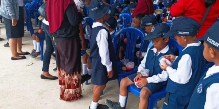 Siswa PAUD Biak Numfor, Papua mendapat makanan tambahan berupa telur ayam dan bubur kacang sebagai asupan gizi untuk mencegah stunting. (MASAPNEWS/ANT)