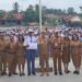 Bupati Gunung Mas Jaya S Monong dan jajaran befoto bersama Kepala SMAN 1 Kuala Kurun Batuah, Muhammad Thoha R Umam, dan lainnya, usai pelepasan di halaman SMAN 1 Kuala Kurun, Senin (21/8/2023). (IST)