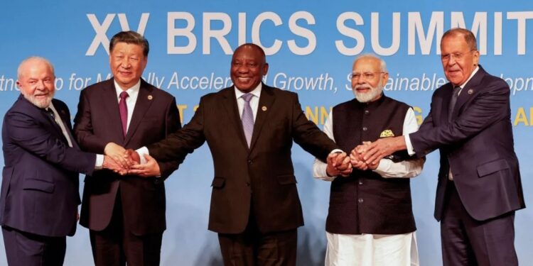 Foto arsip: Presiden Brazil Luiz Inacio Lula da Silva, Presiden China Xi Jinping, Presiden Afrika Selatan Cyril Ramaphosa, Perdana Menteri India Narendra Modi dan Menteri Luar Negeri Rusia Sergei Lavrov berpose bersama pada KTT BRICS 2023 di Sandton Convention Center di Johannesburg, Afrika Selatan, pada 23 Agustus 2023. (MASAPNEWS/ANT/via REUTERS/POOL)