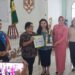 Ketua TP PKK Kabupaten Gunung Mas Mimie Mariatie Jaya S Monong menyerahkan piala kepada TP PKK Kecamatan Rungan Hulu, di GPU Damang Batu Kuala Kurun, Kamis (24/8/2023). (MASAPNEWS/GCM)