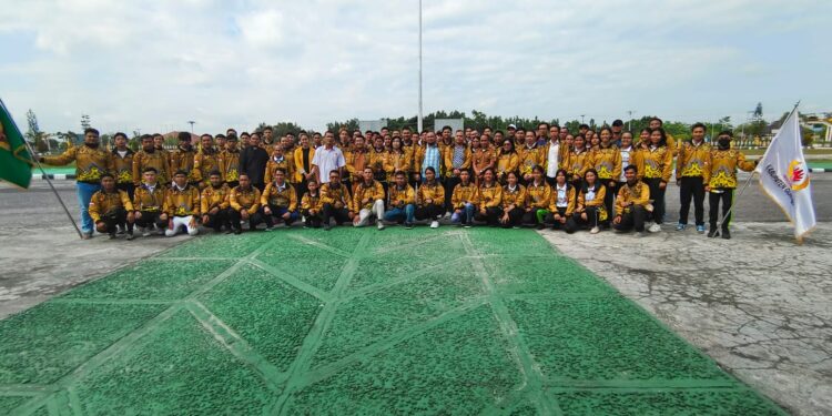 Wabup Gumas Efrensia LP Umbing bersama kontingen dan lainnya. (IST)