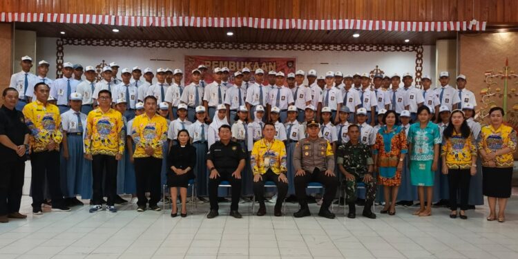Pj Sekda Gunung Mas Richard berfoto bersama Ketua panitia diklat Aprianto dan calon anggota paskibraka serta lainnya usai pembukaan diklat dan pembinaan di Kuala Kurun, Kamis (3/8/2023).