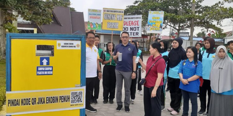 Pj Sekda Gunung Mas Richard didampingi anggota DPRD Lily Rusnikasi, Ketua Karang Taruna Isnaini, dan lainnya, meluncurkan Kusak Eka Plastik di Taman Kota Kuala Kurun, Jumat (4/8/2023). (IST)