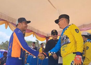 Ketua IMI Kabupaten Gunung Mas Evandi menyambut kedatangan Bupati Jaya S Monong di Sirkuit Antang Sakti Kuala Kurun, Minggu (20/8/2023). (IST)