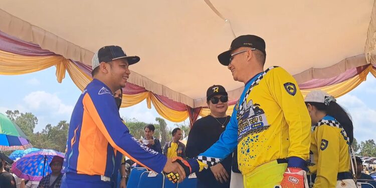 Ketua IMI Kabupaten Gunung Mas Evandi menyambut kedatangan Bupati Jaya S Monong di Sirkuit Antang Sakti Kuala Kurun, Minggu (20/8/2023). (IST)
