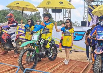 Bupati Gunung Mas Jaya S Monong bersama Forkopimda, Ketua IMI Kabupaten Gunung Mas, dan lainnya mengikuti fun race di Sirkuit Antang Sakti Kuala Kurun, Minggu (20/8/2023). (IST)