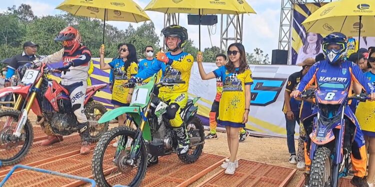 Bupati Gunung Mas Jaya S Monong bersama Forkopimda, Ketua IMI Kabupaten Gunung Mas, dan lainnya mengikuti fun race di Sirkuit Antang Sakti Kuala Kurun, Minggu (20/8/2023). (IST)