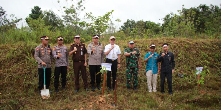 Kapolres Gumas AKBP Asep Bangbang Saputra bersama Pj Sekda Richard dan lainnya berfoto bersama usai menanam bibit pohon di Kuala Kurun, Rabu (23/8/2023). (IST)