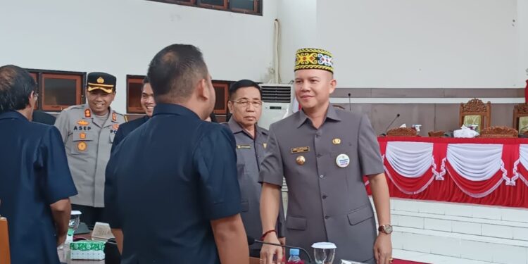 Bupati Gunung Mas, Jaya S Monong menyapa sejumlah anggota dewan usai rapat paripurna di Kuala Kurun, Rabu (20/9/2023). (IST)