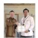 Bupati Gunung Mas Jaya S Monong menyerahkan piagam penghargaan kepada Manager PLN ULP Kuala Kurun Rizal Bima Bayuaji. (IST)