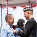 Bupati Gunung Mas Jaya S Monong menyematkan PIN berkarya tanpa narkoba kepada ASN. (IST)