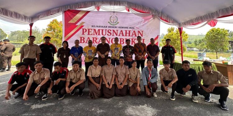 Pj Sekda Gumas Richard berfoto bersama Kasi Tindak Pidana Umum Mosezs Sahat Raguna, para pelajar SMK Negeri 1 Kuala Kurun, dan lainnya, usai pemusnahan barang bukti di Kuala Kurun, Kamis (31/8/2023). (IST)