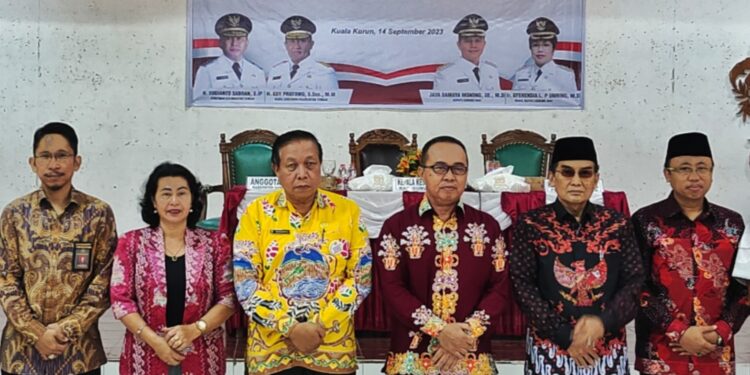 Legislator Kabupaten Gunung Mas, Rayaniatie Djangkan (kiri kedua) dan lainnya berfoto bersama saat sosialisasi pencegahan dan penanggulangan ekstremisme berbasis kekerasan yang mengarah pada terorisme di Kuala Kurun, Kamis (14/9/2023). (IST)