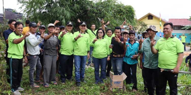 Bupati Gumas Jaya S Monong dan lainnya. (IST)
