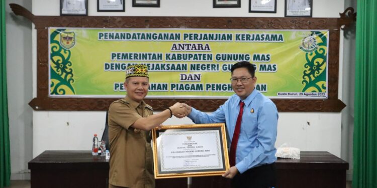 Bupati Gunung Mas Jaya S Monong dan Kajari Sahroni. (IST)