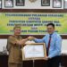 Bupati Gunung Mas Jaya S Monong dan Kajari Sahroni. (IST)