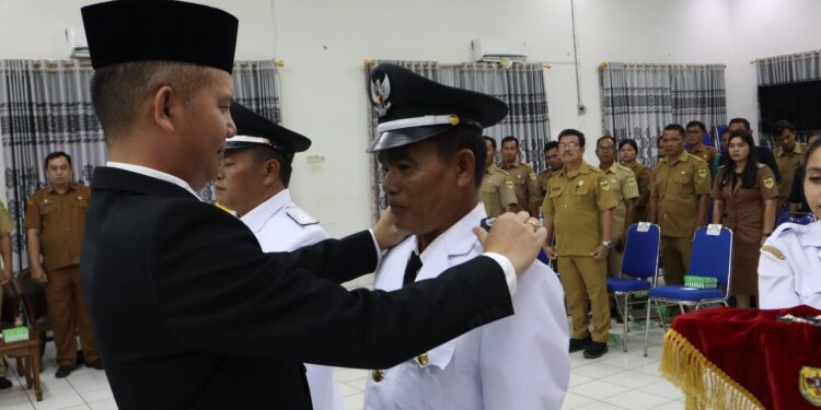 Bupati Gunung Mas Jaya S Monong saat melantik dua pj kepala desa. (IST)