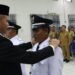 Bupati Gunung Mas Jaya S Monong saat melantik dua pj kepala desa. (IST)