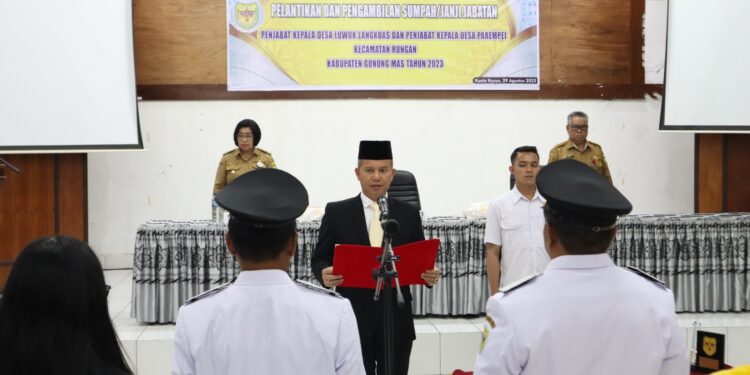 Bupati Gunung Mas Jaya S Monong saat melantik dua pj kepala desa. (IST)