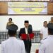Bupati Gunung Mas Jaya S Monong saat melantik dua pj kepala desa. (IST)