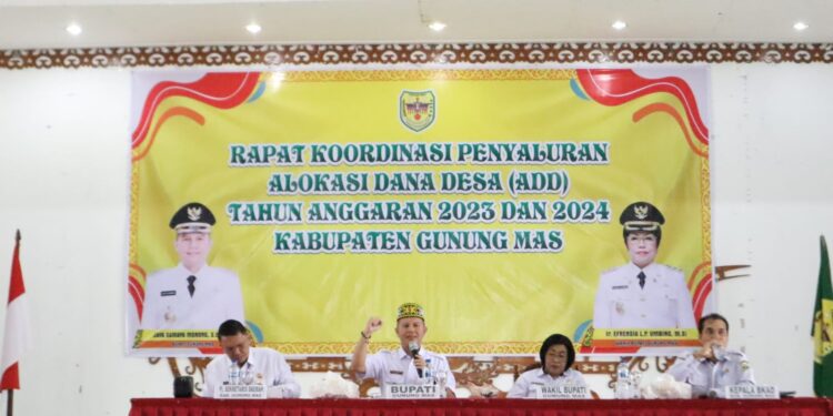 Bupati Gunung Mas Jaya S Monong didampingi sejumlah pejabat. (IST)