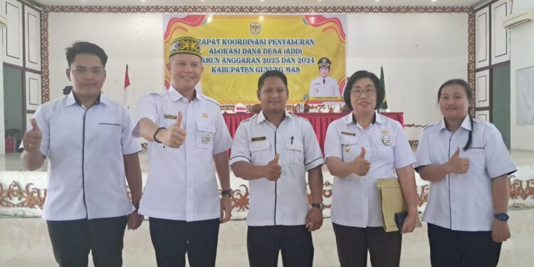 Bupati Gunung Mas Jaya S Monong dan Wakil Bupati Efrensia LP Umbing berfoto bersama kades dan perangkat desa. (IST)