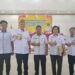 Bupati Gunung Mas Jaya S Monong dan Wakil Bupati Efrensia LP Umbing berfoto bersama kades dan perangkat desa. (IST)