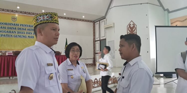 Bupati Gunung Mas Jaya S Monong berbincang dengan salah satu kades. (IST)