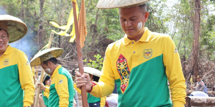 Bupati Gunung Mas Jaya S Monong (kanan) saat harubuh manugal di Desa Upon Batu. (Foto ; Diskominfosantik Gunung Mas)