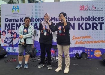 Anggota Komite Nasional Disabilitas (KND) Fatimah Asri Mutmainnah (tengah) berorasi dalam acara Gema Kolaboratif Multistakeholders Menghapuskan KDRT di Ruang Publik yang diikuti di Jakarta, Minggu (15/10/2023). (MASAPNEWS/ANT)