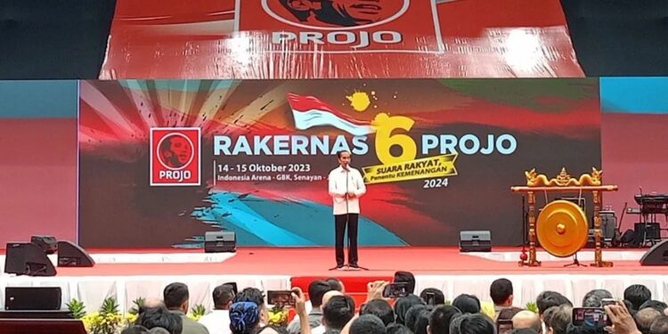 Presiden Joko Widodo memberikan pidato dalam Rapat Kerja Nasional (Rakernas) ke-6 Projo di Jakarta, Sabtu (14/10/2023). (MASAPNEWS/ANT)