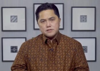 Menteri Koordinator Bidang Kemaritiman dan Investasi ad-interim Erick Thohir saat memberikan sambutan melalui video yang ditayangkan pada acara "ASEAN Conference on Combatting Plastic Pollution" (ACCPP) di Jakarta, Selasa (17/10/2023). (MASAPNEWS/ANT)