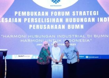 Menaker Ida Fauziyah (tengah) membuka Forum Strategi Penyelesaian Perselisihan Hubungan Industrial Perusahaan BUMN bertema "Harmoni Hubungan Industrial di BUMN, Harmoni untuk Indonesia" di Jakarta, Senin (16/10/2023). (MASAPNEWS/ANT/HO-Kemnaker)