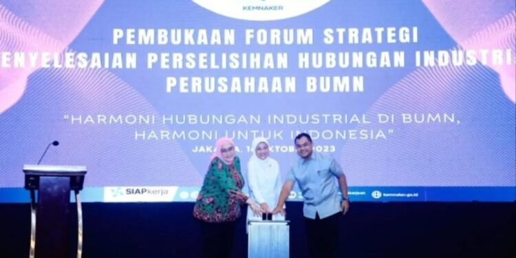 Menaker Ida Fauziyah (tengah) membuka Forum Strategi Penyelesaian Perselisihan Hubungan Industrial Perusahaan BUMN bertema "Harmoni Hubungan Industrial di BUMN, Harmoni untuk Indonesia" di Jakarta, Senin (16/10/2023). (MASAPNEWS/ANT/HO-Kemnaker)