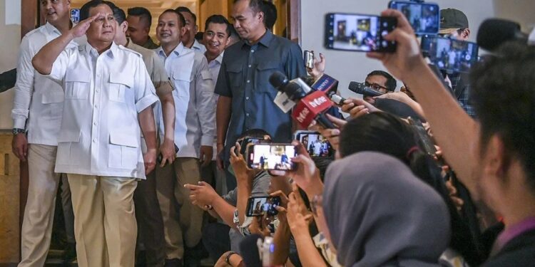 Ketua Umum Partai Gerindra Prabowo Subianto (tengah) memberi hormat saat meninggalkan ruang Rapimnas Partai Gerindra di The Darmawangsa, Jakarta, Senin (23/10/2023). Dalam keterangan persnya, pasangan bakal capres dan cawapres Koalisi Indonesia Maju (KIM) Prabowo Subianto dan Gibran Rakabuming akan mendaftar ke Komisi Pemilihan Umum (KPU) pada Rabu (25/10/2023). (MASAPNEWS/ANT)