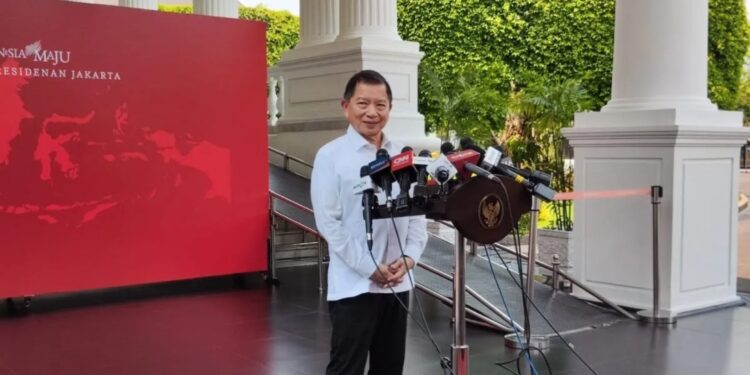 Menteri Perencanaan Pembangunan Nasional (PPN)/Kepala Bappenas Suharso Monoarfa saat menyampaikan keterangan kepada wartawan di Istana Merdeka Jakarta, Senin (23/10/2023). (MASAPNEWS/ANT)