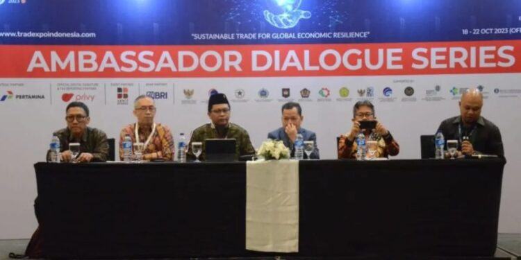Duta Besar RI untuk Tunisia Zuhairi Misrawi (ketiga kiri) menjadi narasumber dalam sesi Ambassador Dialogue Series untuk membahas peningkatan ekspor ke negara-negara non-tradisional dalam Trade Expo Indonesia 2023, yang digelar pada 18-22 Oktober di ICE, BSD, Tangerang Selatan, Banten. (MASAPNEWS/ANT/HO-KBRI Tunis)