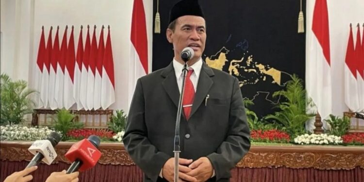 Menteri Pertanian (Mentan) RI Andi Amran Sulaiman saat menyampaikan keterangan kepada wartawan di Istana Merdeka Jakarta, usai agenda pelantikan jabatan, Rabu (25/10/2023). (MASAPNEWS/ANT)