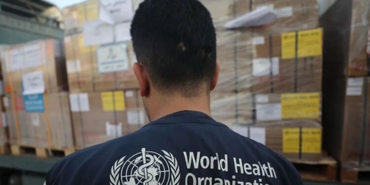 Truk pengangkut bantuan kemanusiaan untuk warga Palestina yang dikirim oleh Organisasi Kesehatan Dunia (WHO) tiba di Rumah Sakit Nasser di Khan Yunis setelah memasuki Gaza melalui Rafah di perbatasan Mesir pada 23 Oktober 2023. (Anadolu/Mustafa Hassona)