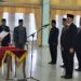 Bupati Gunung Mas Jaya S Monong saat melakukan pelantikan. (Foto : Diskominfosantik Kabupaten Gunung Mas)