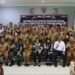 Wakil Bupati Gunung Mas Efrensia LP Umbing (duduk kiri keempat) dan lainnya berfoto bersama usai pembukaan uji publik Raperda tentang Narkotika di Kuala Kurun, Senin (2/10/2023). (Foto : Diskominfosantik Kabupaten Gunung Mas)