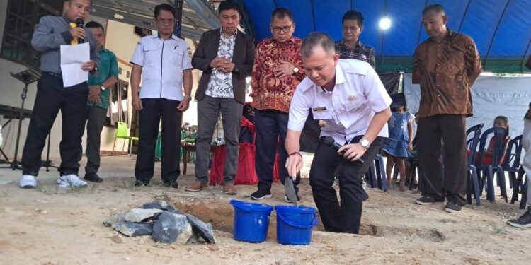 Bupati Gunung Mas Jaya S Monong meletakkan batu pertama pembangunan gedung baru GPdI Agape Kuala Kurun, Rabu (11/10/2023). (MASAPNEWS/GCM)
