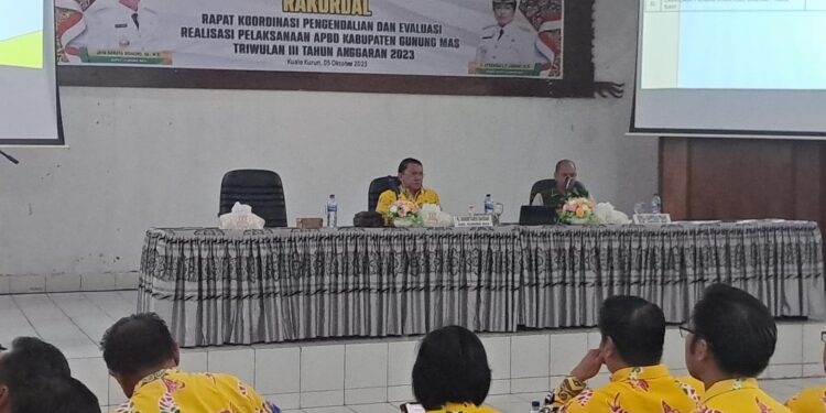 Penjabat Sekda Gunung Mas Richard (kiri) didampingi Kepala Bappedalitbang Yantrio Aulia, saat memimpin rapat koordinasi pengendalian dan evaluasi realisasi pelaksanaan APBD triwulan III 2023 di Kuala Kurun, Kamis (5/10/2023). (MASAPNEWS/GCM)