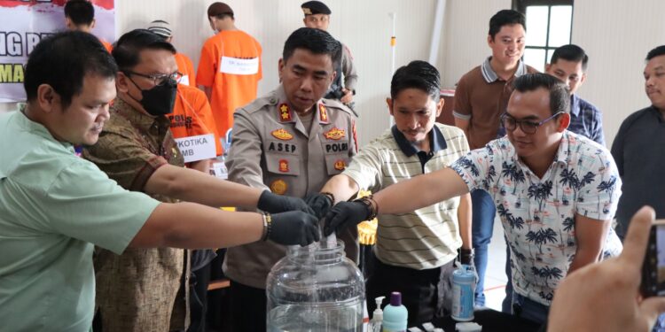 Penjabat Sekda Gunung Mas Richard (kiri kedua) bersama Kapolres AKBP Asep Bangbang Saputra (tengah) dan lainnya memusnahkan barang bukti narkotika di Kuala Kurun, Jumat (6/10/2023). (IST)
