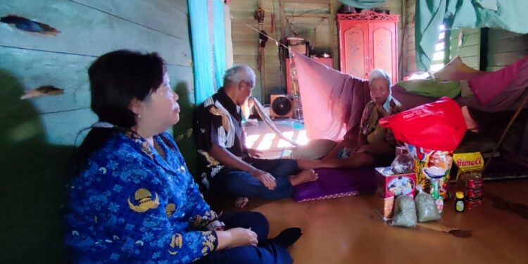 Penyaluran bantuan kepada salah satu penyandang disabilitas di Gunung Mas, Selasa (17/10/2023). (IST)