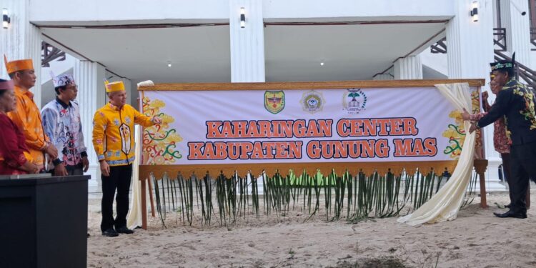 Bupati Gunung Mas Jaya S Monong dan lainnya saat peresmian Gedung Kaharingan Center di Kuala Kurun, Sabtu (21/10/2023). (MASAPNEWS/GCM)