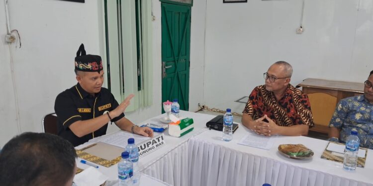 Bupati Gunung Mas Jaya S Monong (baju hitam) saat melakukan pertemuan dengan PT ATA di wilayah Kecamatan Kurun, Jumat (3/11/2023). (MASAPNEWS/GCM)