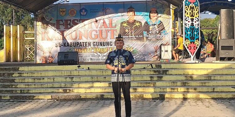 Bupati Gunung Mas Jaya S Monong membuka Festival Karungut di Kuala Kurun, Minggu (12/11/2023). (MASAPNEWS/GCM)