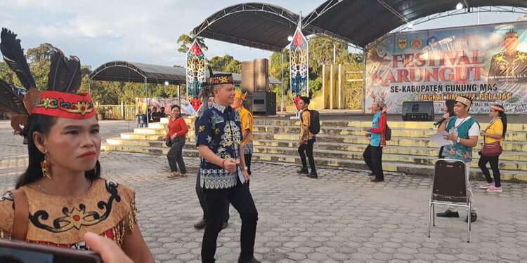 Bupati Gunung Mas Jaya S Monong menari manasai saat pembukaan Festival Karungut di Kuala Kurun, Minggu (12/11/2023). (MASAPNEWS/GCM)